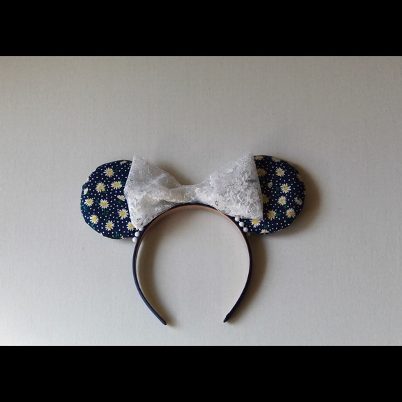 Minnie Mouse eats - Picture 2 of 8